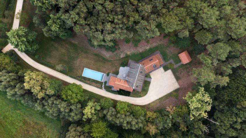 Dronebeeld villa met zwembad