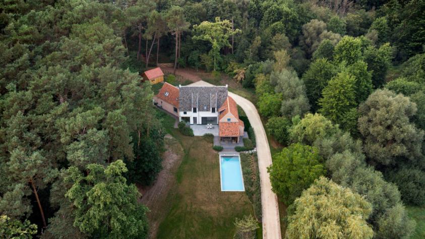 Zwembad villa drone